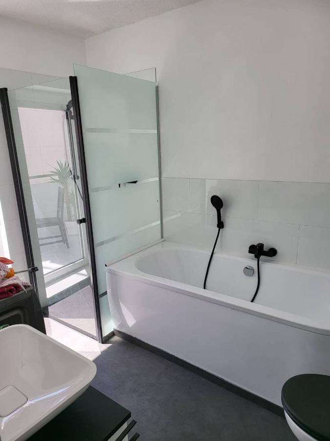 Gemuetliche Dachwohnung Mit Kleiner Oder Grosser Dachterrasse Nebeneinander Wolmirstedt Exteriör bild